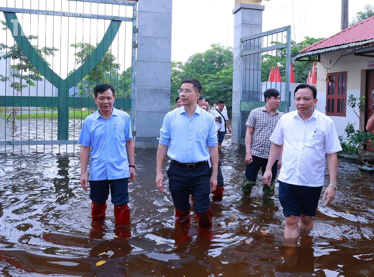 Nhanh chóng khắc phục tình trạng ngập lụt để học sinh sớm trở lại lớp học