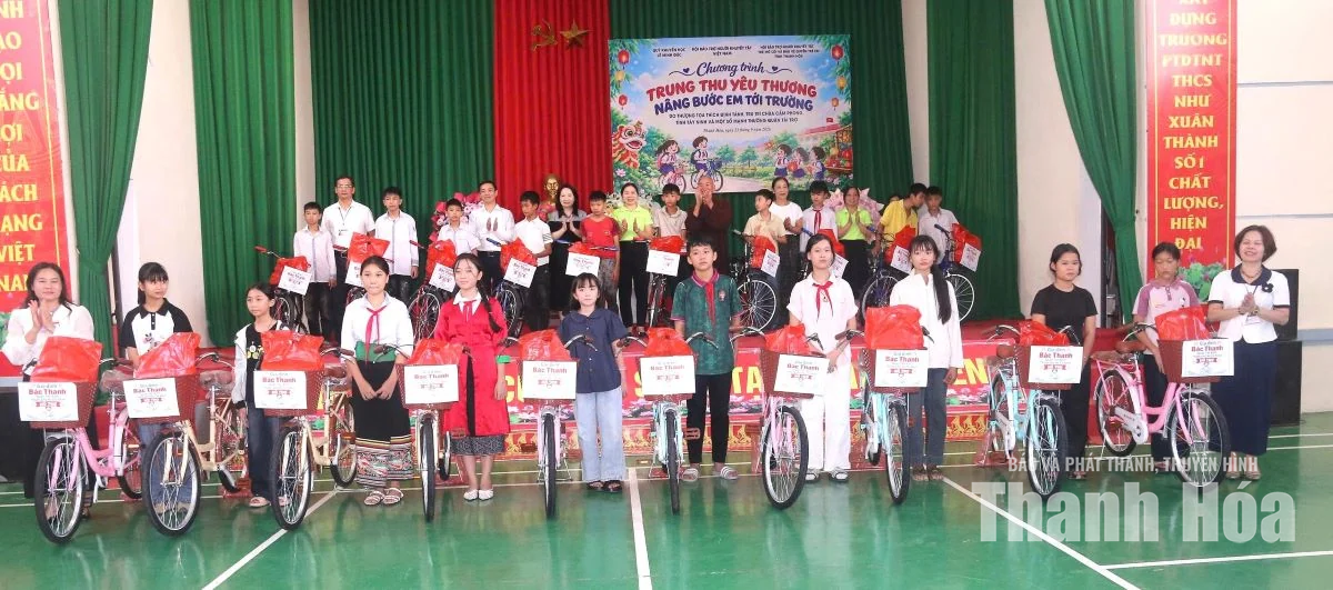 Trao học bổng và quà Trung thu cho học sinh có hoàn cảnh khó khăn tại Như Xuân