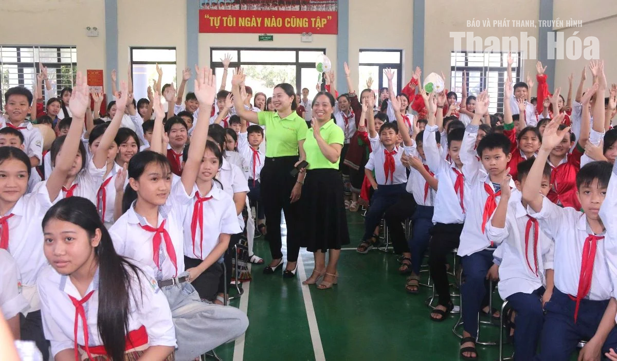 Trao học bổng và quà Trung thu cho học sinh có hoàn cảnh khó khăn tại Như Xuân