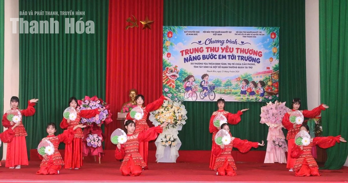 Trao học bổng và quà Trung thu cho học sinh có hoàn cảnh khó khăn tại Như Xuân
