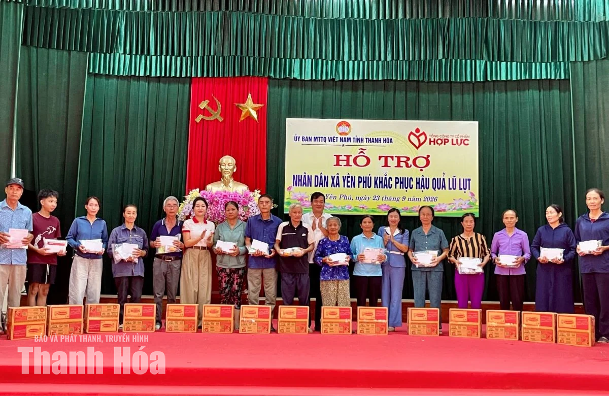 Trao 273 suất quà hỗ trợ người dân bị ảnh hưởng do mưa lũ