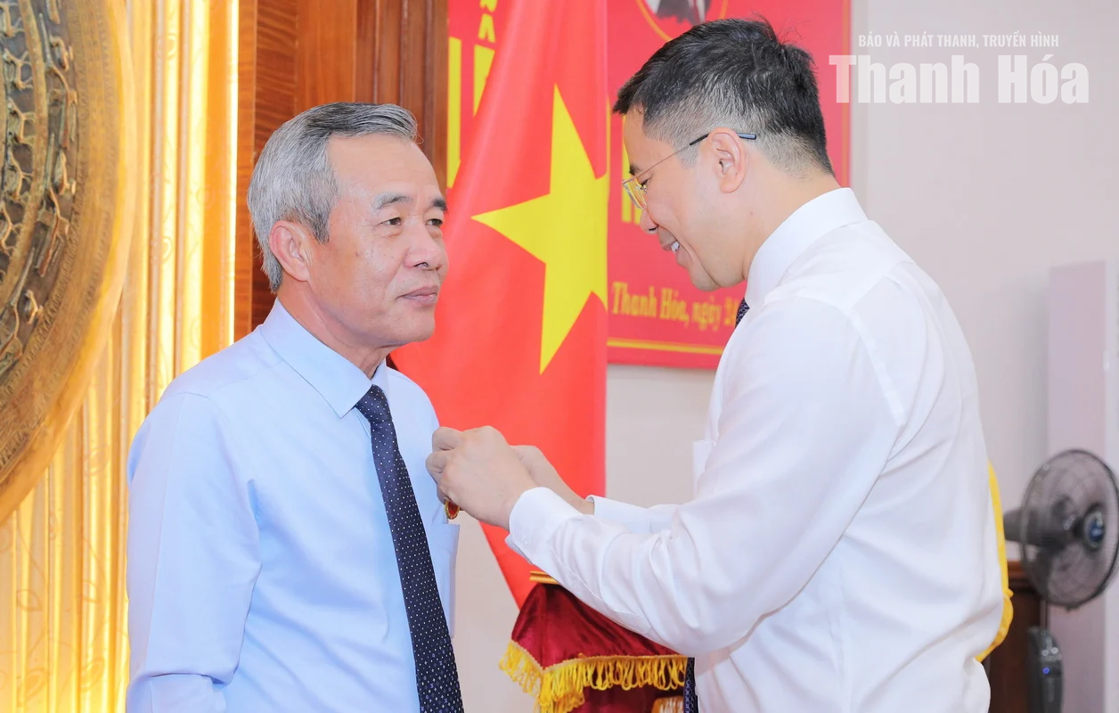 Bí thư Tỉnh ủy Lê Đức Thái và các đồng chí lãnh đạo, nguyên lãnh đạo tỉnh nhận Huy hiệu Đảng