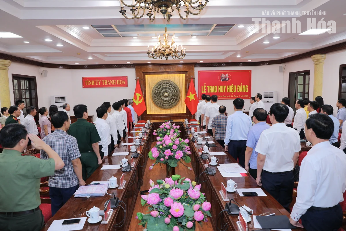 Bí thư Tỉnh ủy Lê Đức Thái và các đồng chí lãnh đạo, nguyên lãnh đạo tỉnh nhận Huy hiệu Đảng