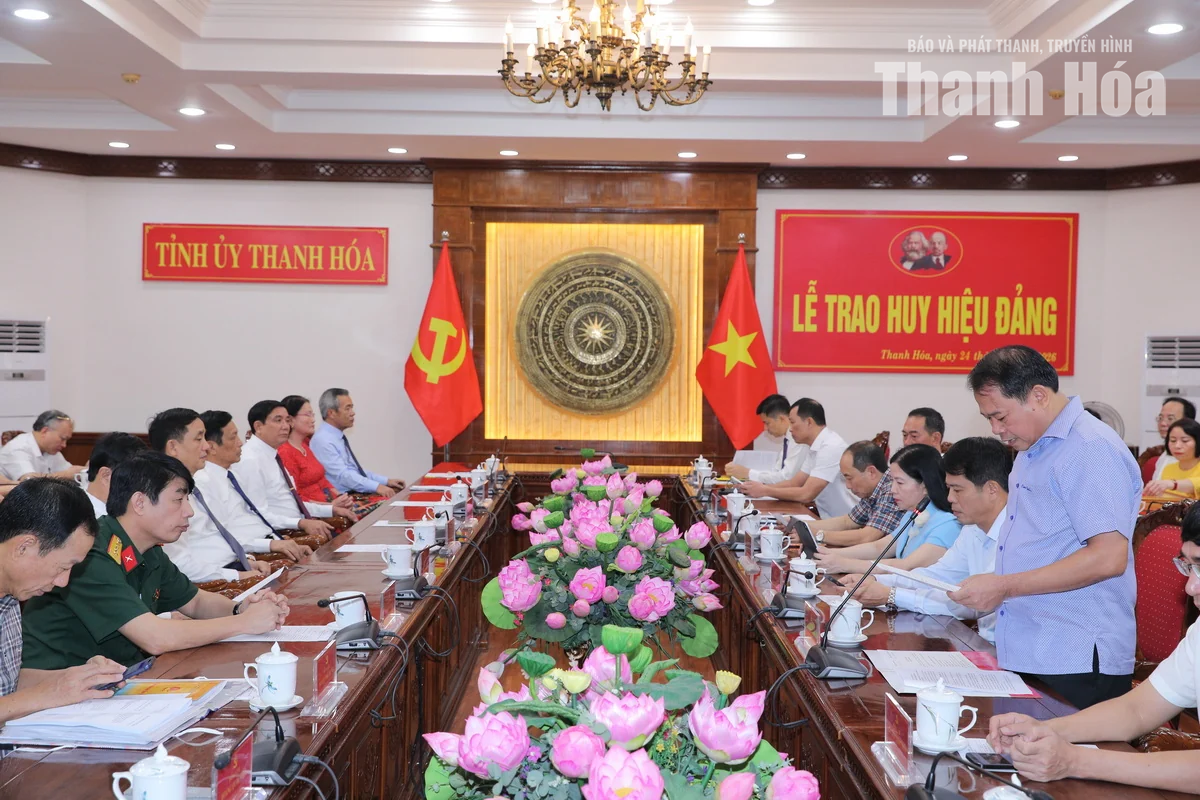 Bí thư Tỉnh ủy Lê Đức Thái và các đồng chí lãnh đạo, nguyên lãnh đạo tỉnh nhận Huy hiệu Đảng
