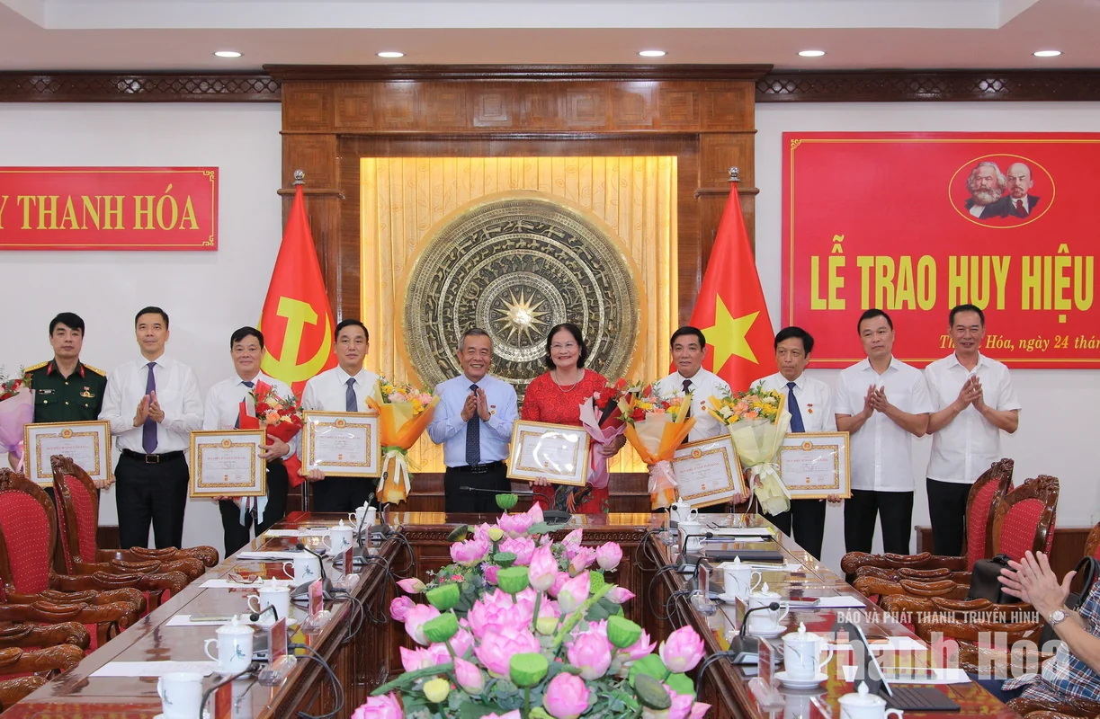 Bí thư Tỉnh ủy Lê Đức Thái và các đồng chí lãnh đạo, nguyên lãnh đạo tỉnh nhận Huy hiệu Đảng