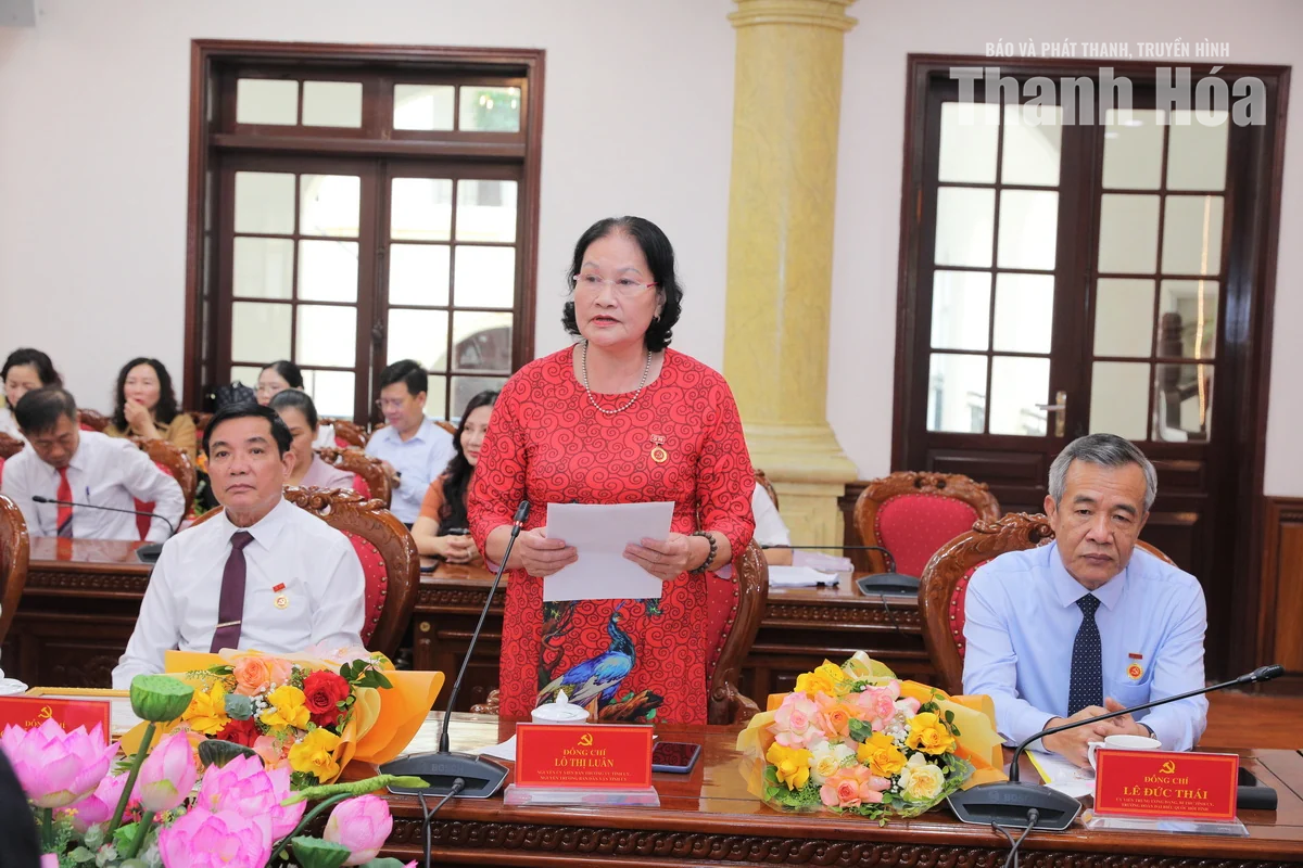 Bí thư Tỉnh ủy Lê Đức Thái và các đồng chí lãnh đạo, nguyên lãnh đạo tỉnh nhận Huy hiệu Đảng