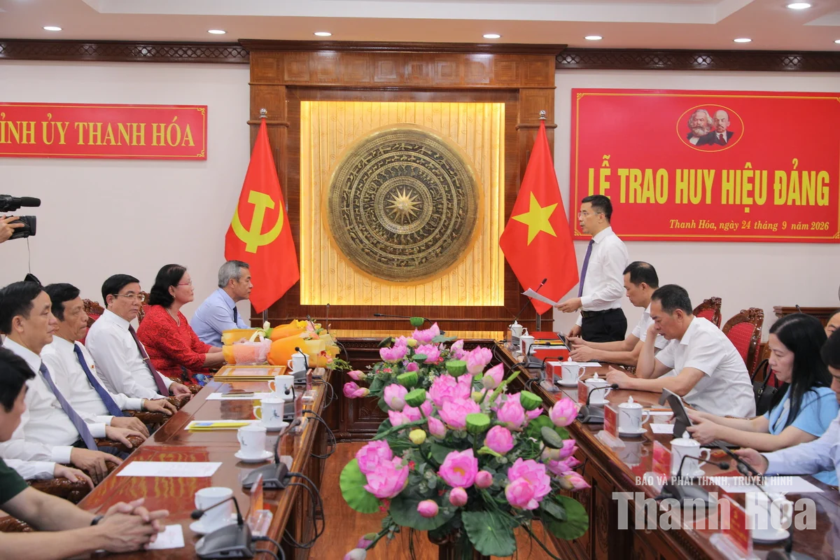 Bí thư Tỉnh ủy Lê Đức Thái và các đồng chí lãnh đạo, nguyên lãnh đạo tỉnh nhận Huy hiệu Đảng