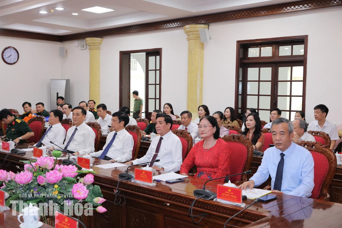 Bí thư Tỉnh ủy Lê Đức Thái và các đồng chí lãnh đạo, nguyên lãnh đạo tỉnh nhận Huy hiệu Đảng