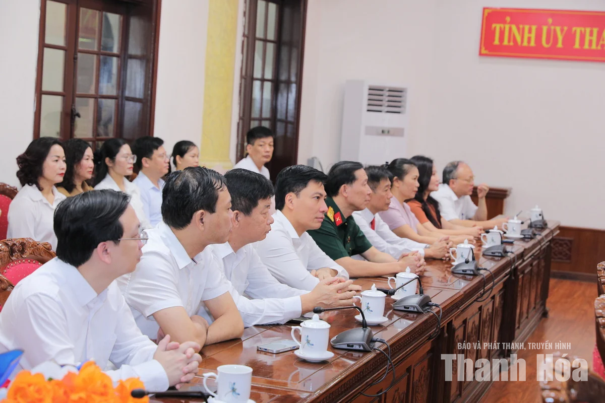 Bí thư Tỉnh ủy Lê Đức Thái và các đồng chí lãnh đạo, nguyên lãnh đạo tỉnh nhận Huy hiệu Đảng