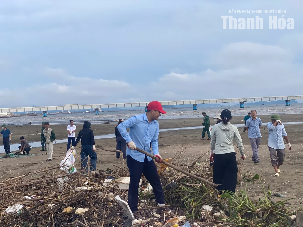 Phường Nghi Sơn ra quân dọn vệ sinh môi trường và thiết lập trật tự công cộng, trật tự đô thị