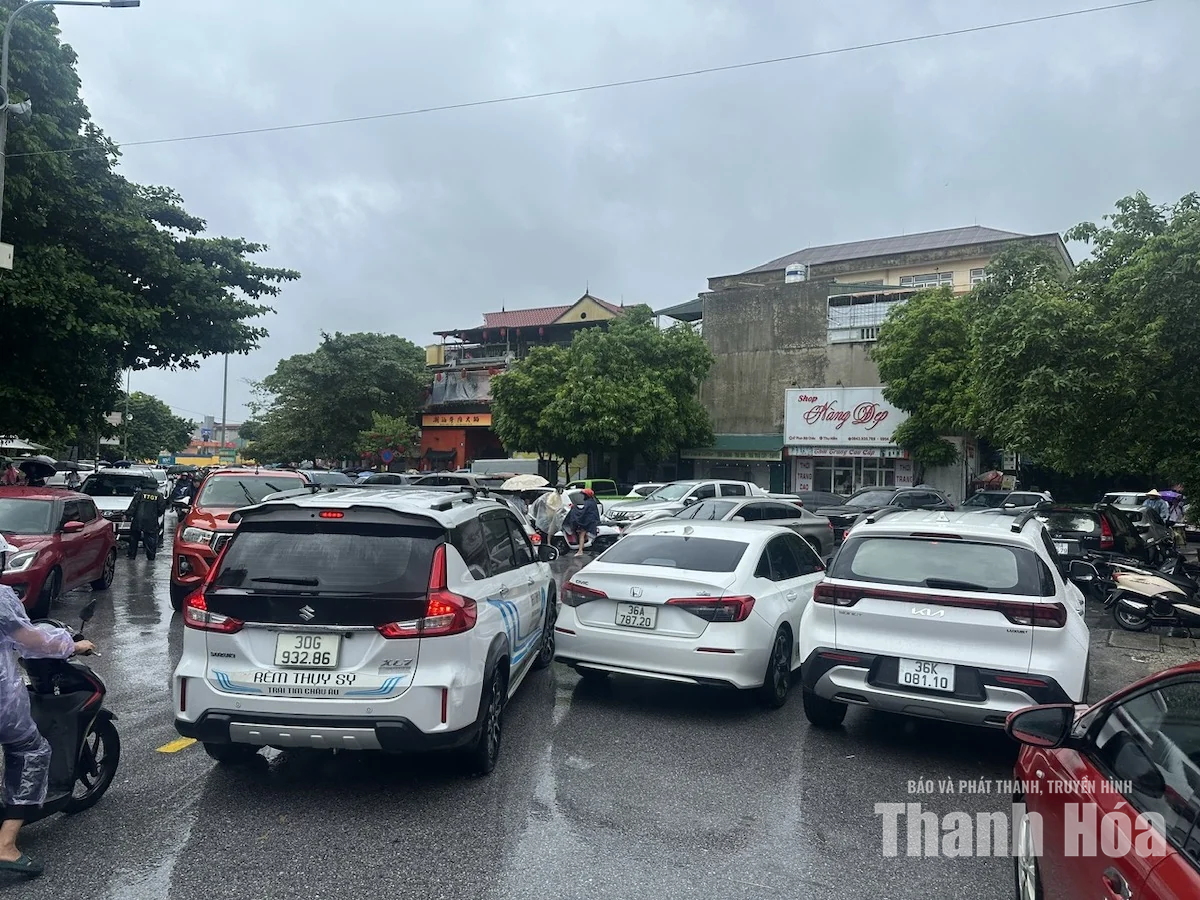 Thiếu ý thức tham gia giao thông khiến nhiều cổng trường ùn tắc
