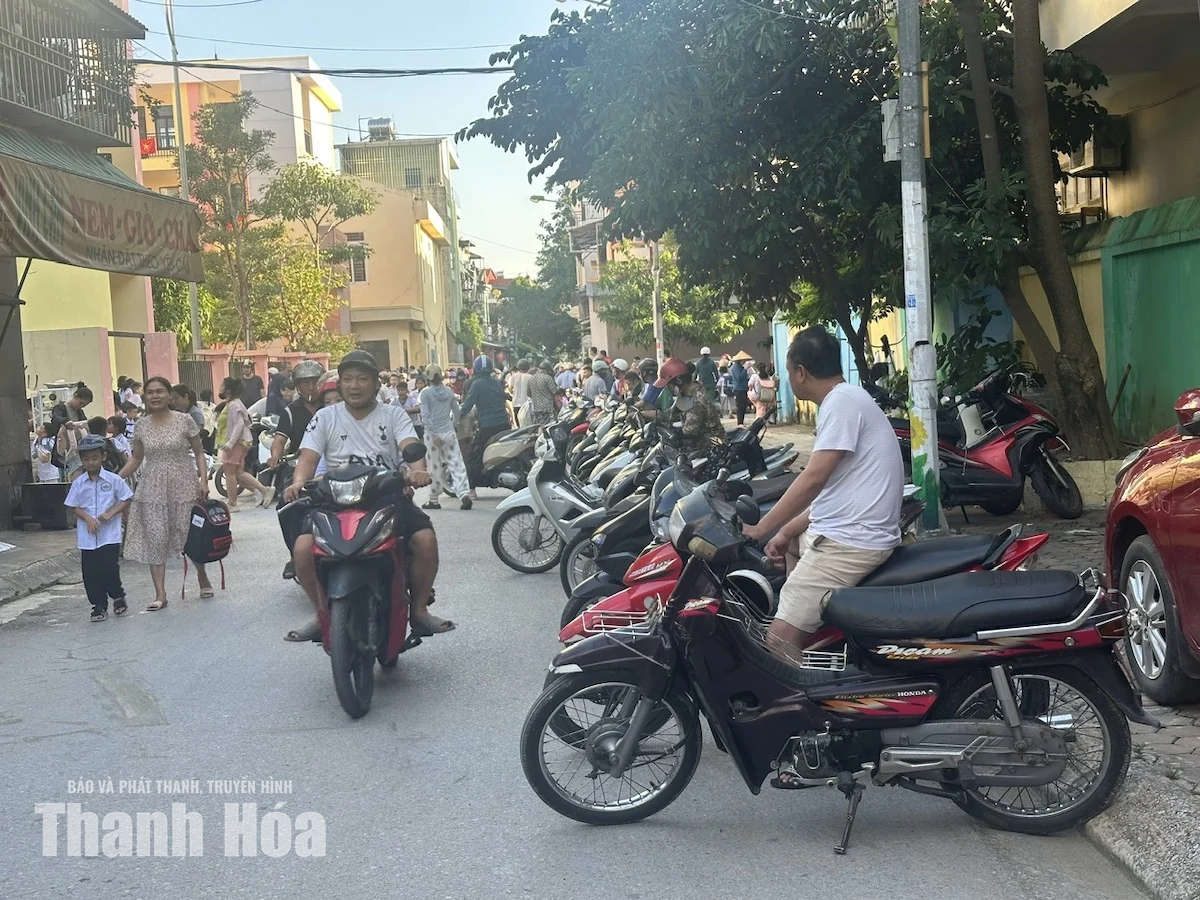 Thiếu ý thức tham gia giao thông khiến nhiều cổng trường ùn tắc