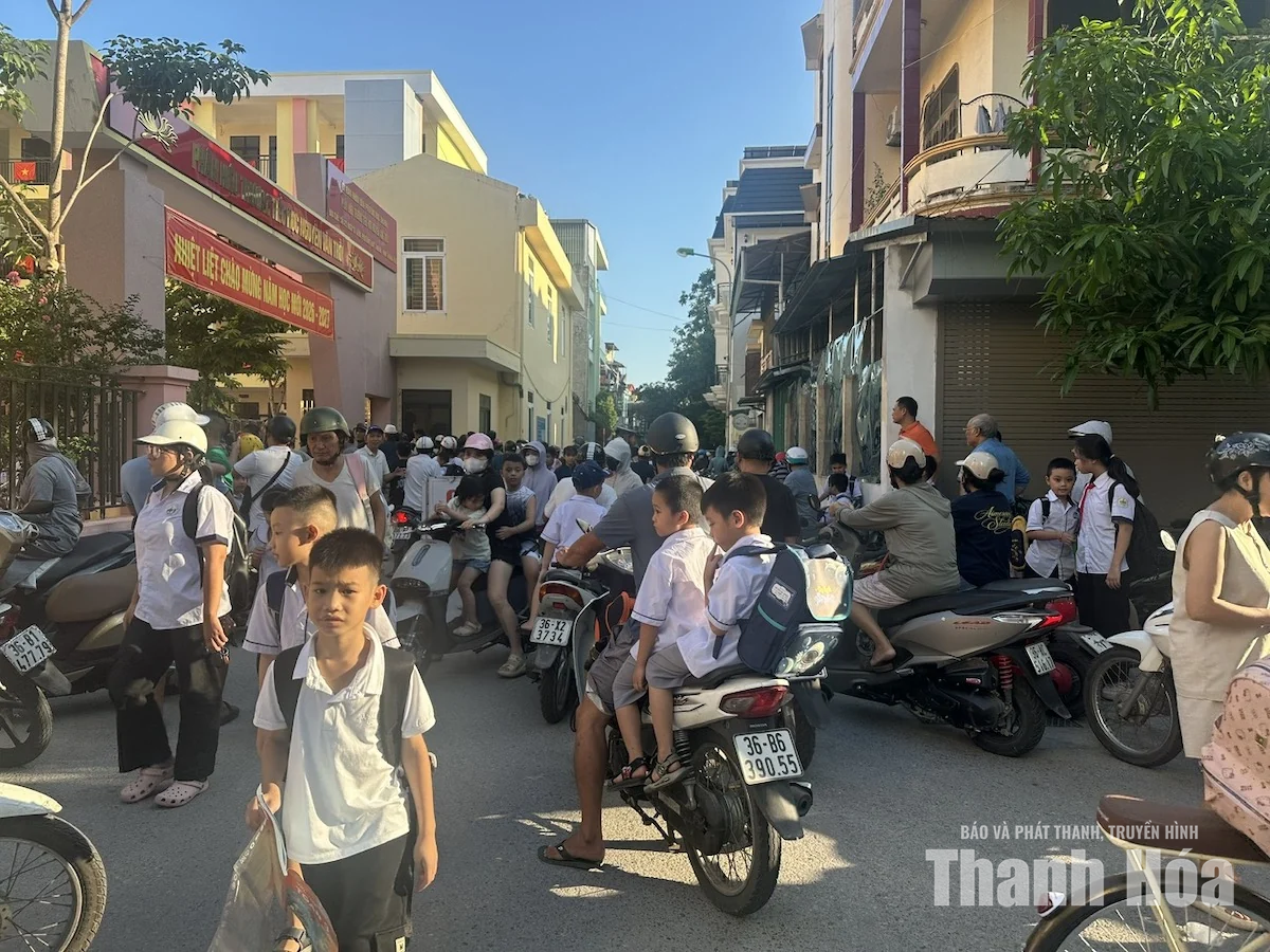 Thiếu ý thức tham gia giao thông khiến nhiều cổng trường ùn tắc