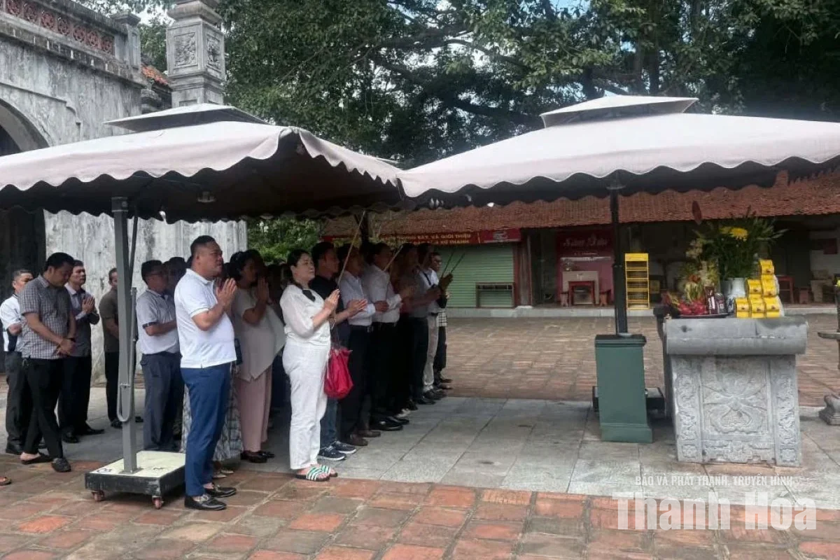 Đoàn cán bộ Thủ đô Viêng Chăn (Lào) tham quan đền Bà Triệu