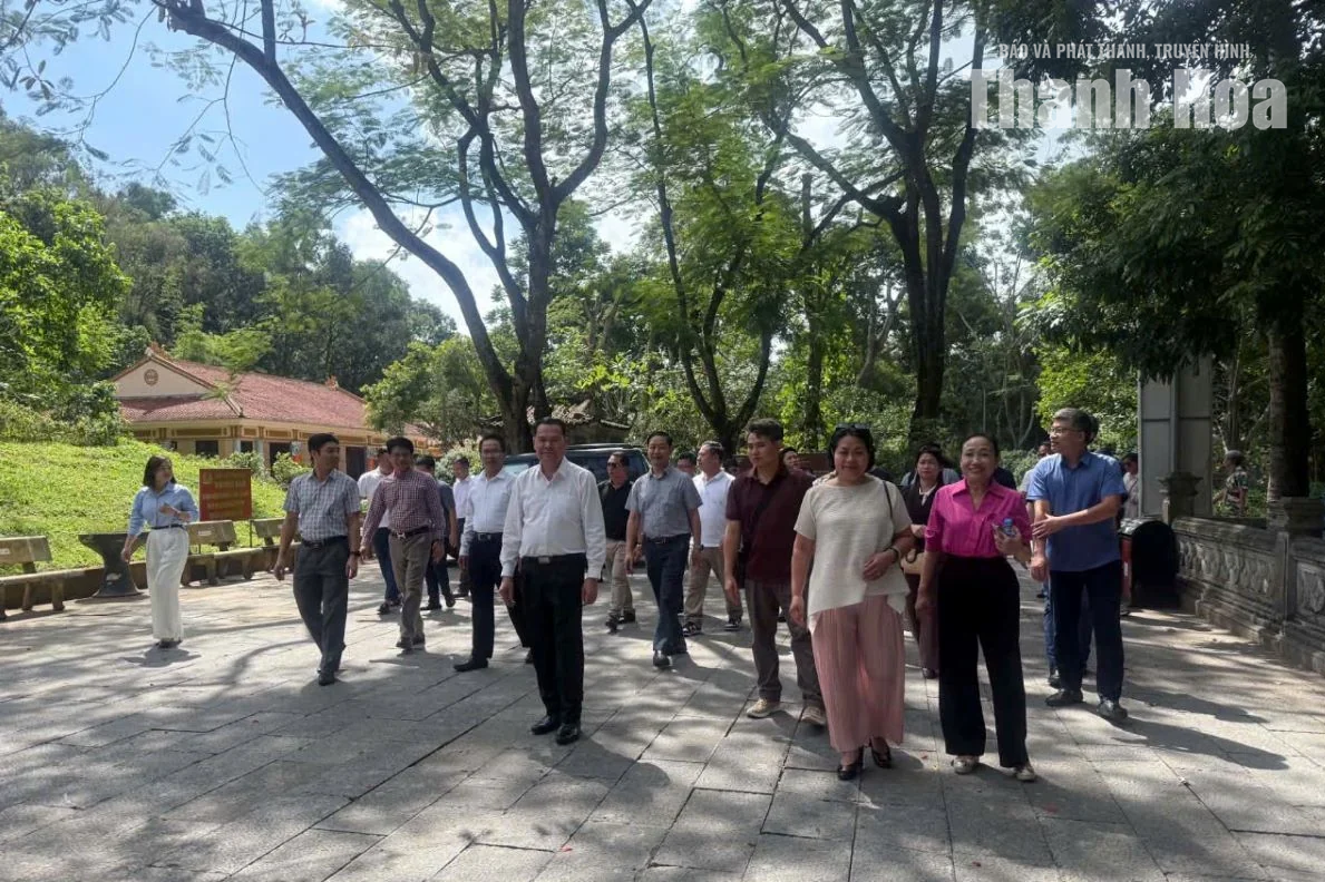Đoàn cán bộ Thủ đô Viêng Chăn (Lào) tham quan đền Bà Triệu