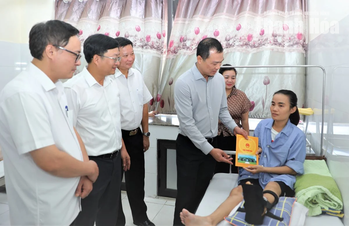 Chủ tịch UBND tỉnh Tô Anh Dũng thăm, động viên công nhân môi trường bị tai nạn khi làm nhiệm vụ