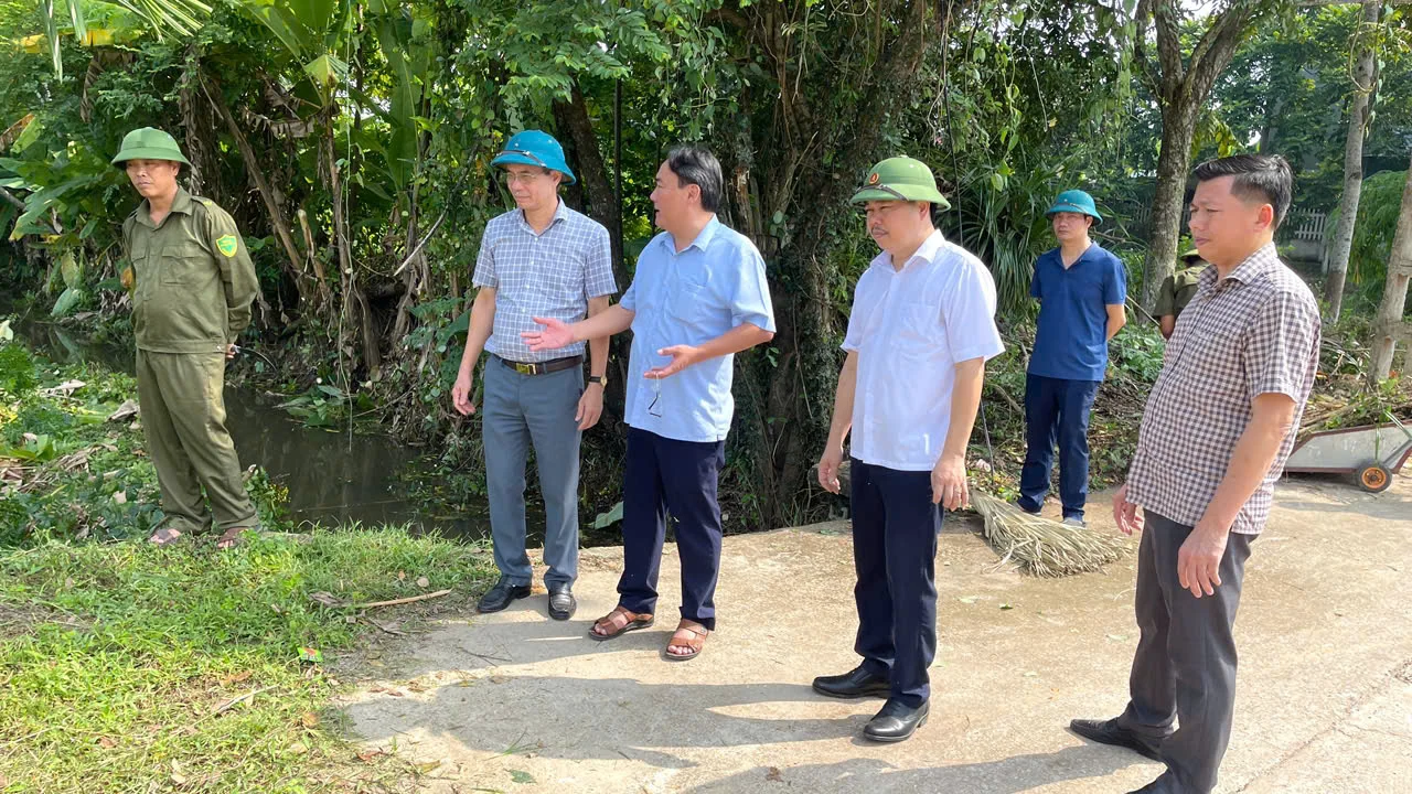 Xã Triệu Sơn đồng loạt ra quân tổng vệ sinh môi trường, khơi thông dòng chảy, khắc phục hậu quả sau mưa lũ