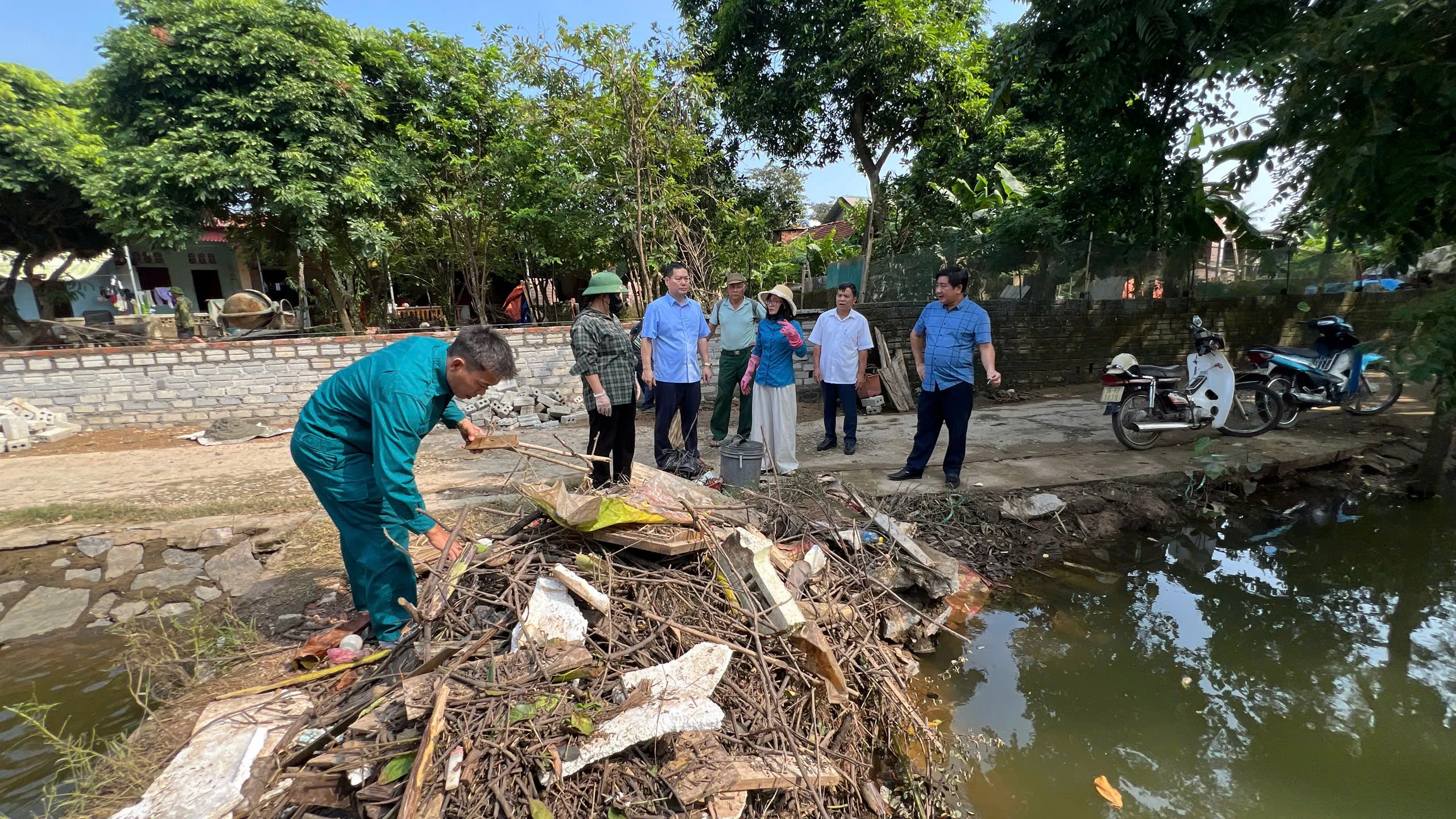 Xã Triệu Sơn đồng loạt ra quân tổng vệ sinh môi trường, khơi thông dòng chảy, khắc phục hậu quả sau mưa lũ