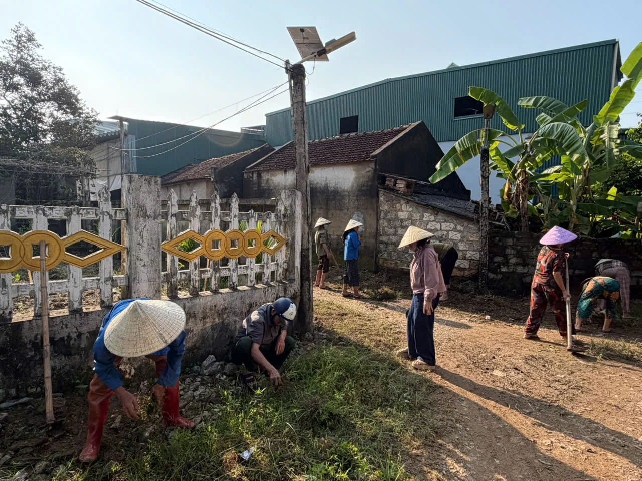 Xã Triệu Sơn đồng loạt ra quân tổng vệ sinh môi trường, khơi thông dòng chảy, khắc phục hậu quả sau mưa lũ