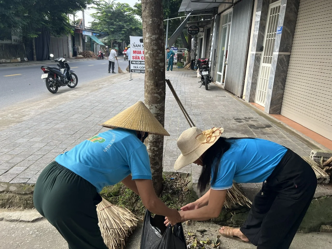 Xã Triệu Sơn đồng loạt ra quân tổng vệ sinh môi trường, khơi thông dòng chảy, khắc phục hậu quả sau mưa lũ