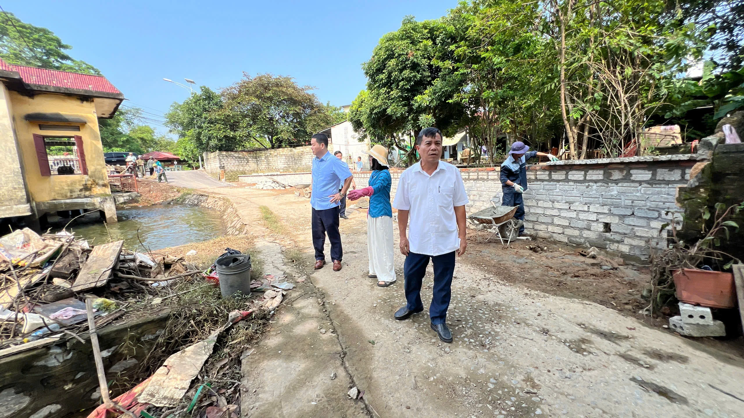 Xã Triệu Sơn đồng loạt ra quân tổng vệ sinh môi trường, khơi thông dòng chảy, khắc phục hậu quả sau mưa lũ