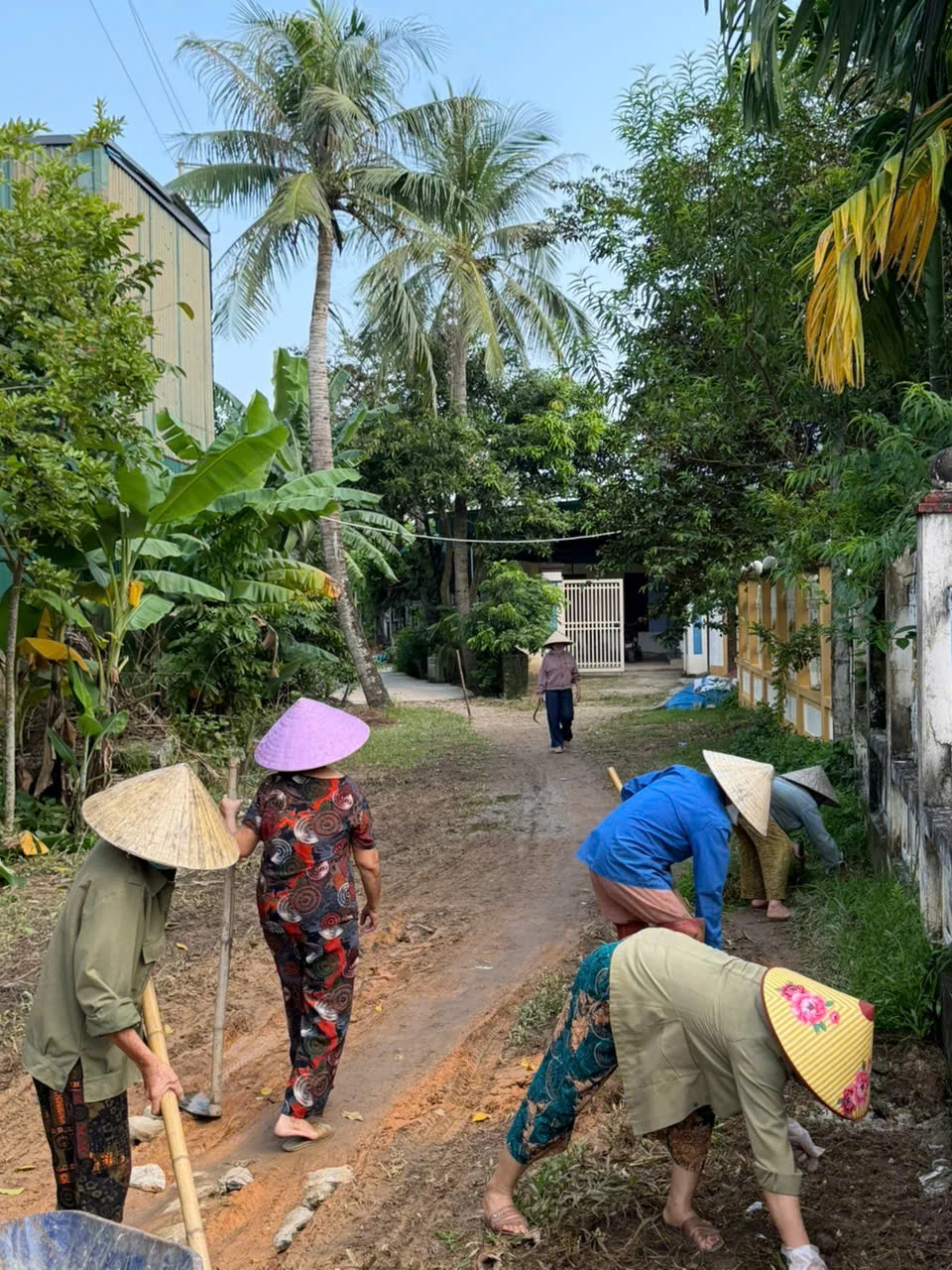 Xã Triệu Sơn đồng loạt ra quân tổng vệ sinh môi trường, khơi thông dòng chảy, khắc phục hậu quả sau mưa lũ
