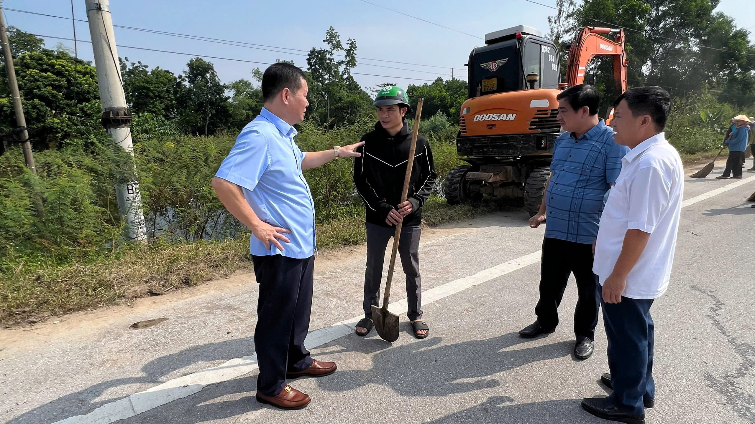 Xã Triệu Sơn đồng loạt ra quân tổng vệ sinh môi trường, khơi thông dòng chảy, khắc phục hậu quả sau mưa lũ