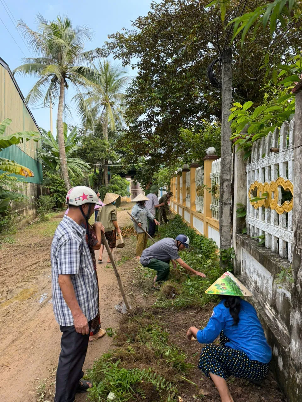 Xã Triệu Sơn đồng loạt ra quân tổng vệ sinh môi trường, khơi thông dòng chảy, khắc phục hậu quả sau mưa lũ