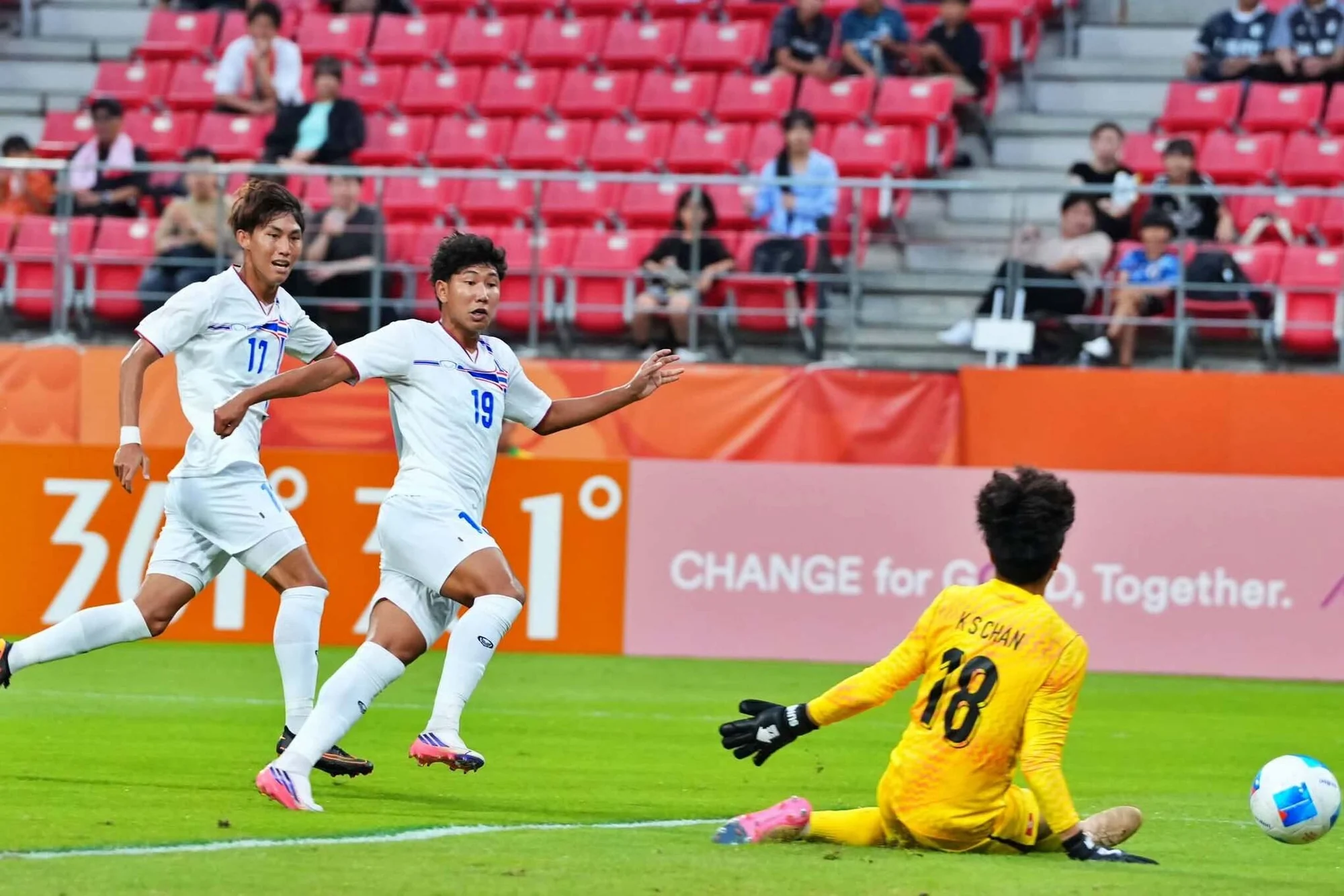 Ba đại diện V.League ngậm ngùi bị loại bởi đội hạng Nhất; Man Utd thoát hiểm ngoạn mục