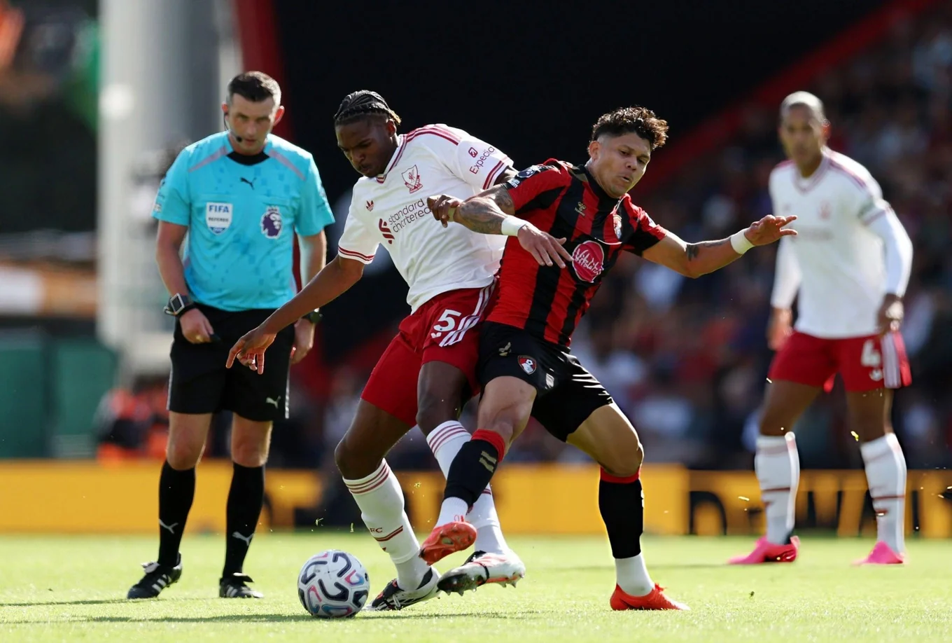 Ba đại diện V.League ngậm ngùi bị loại bởi đội hạng Nhất; Man Utd thoát hiểm ngoạn mục
