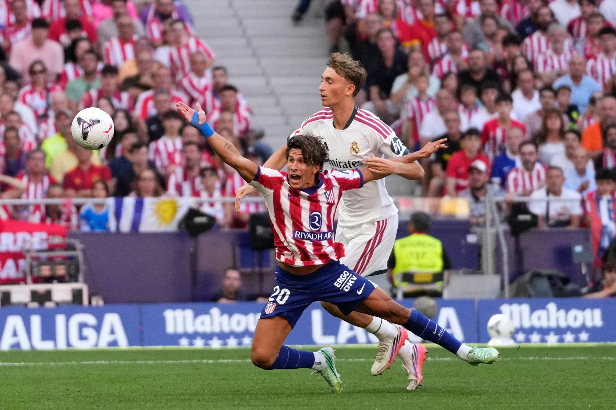 Ba đại diện V.League ngậm ngùi bị loại bởi đội hạng Nhất; Man Utd thoát hiểm ngoạn mục