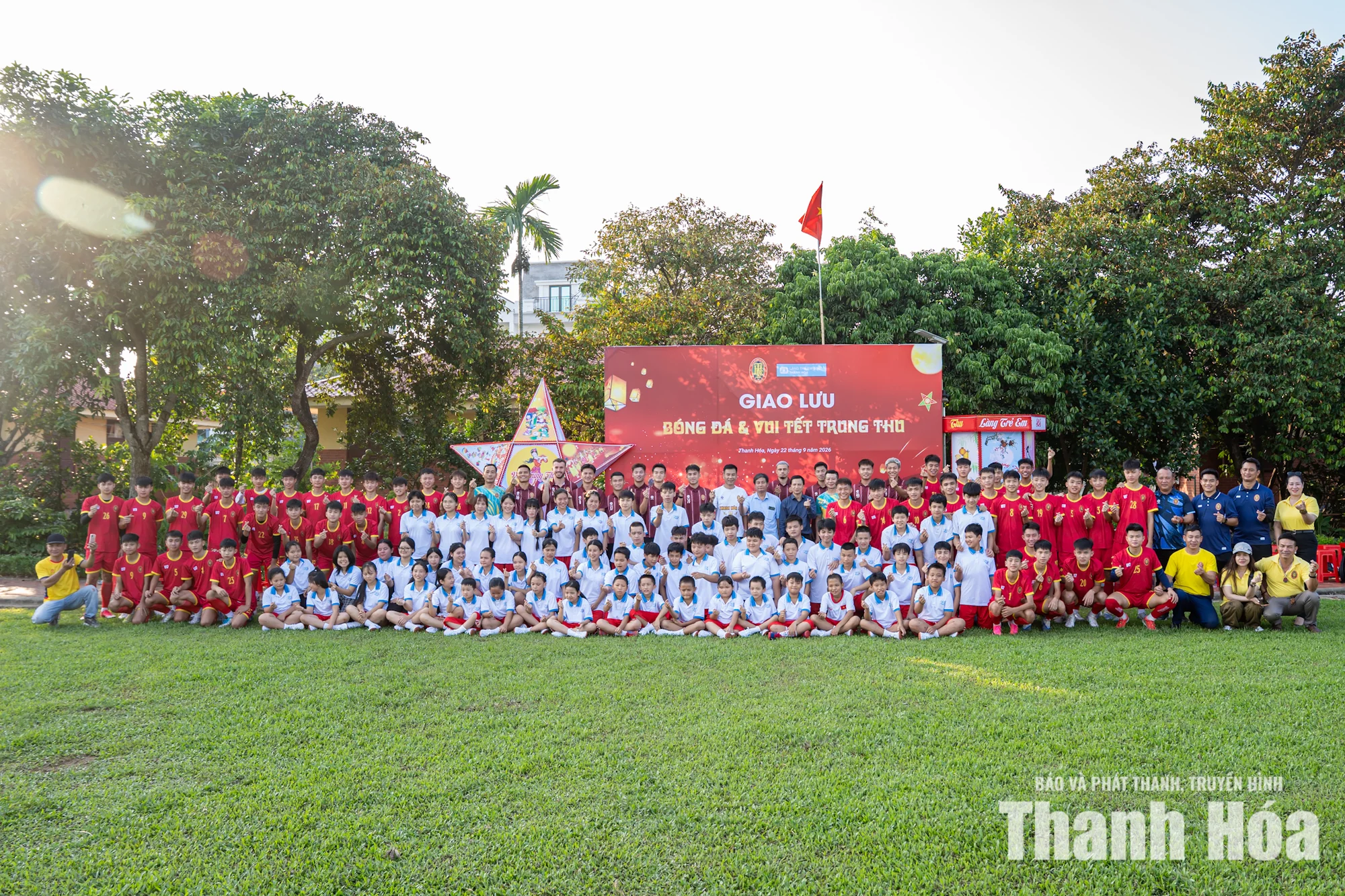 Cầu thủ CLB Bóng đá Thanh Hóa vui Trung thu cùng trẻ em Làng SOS