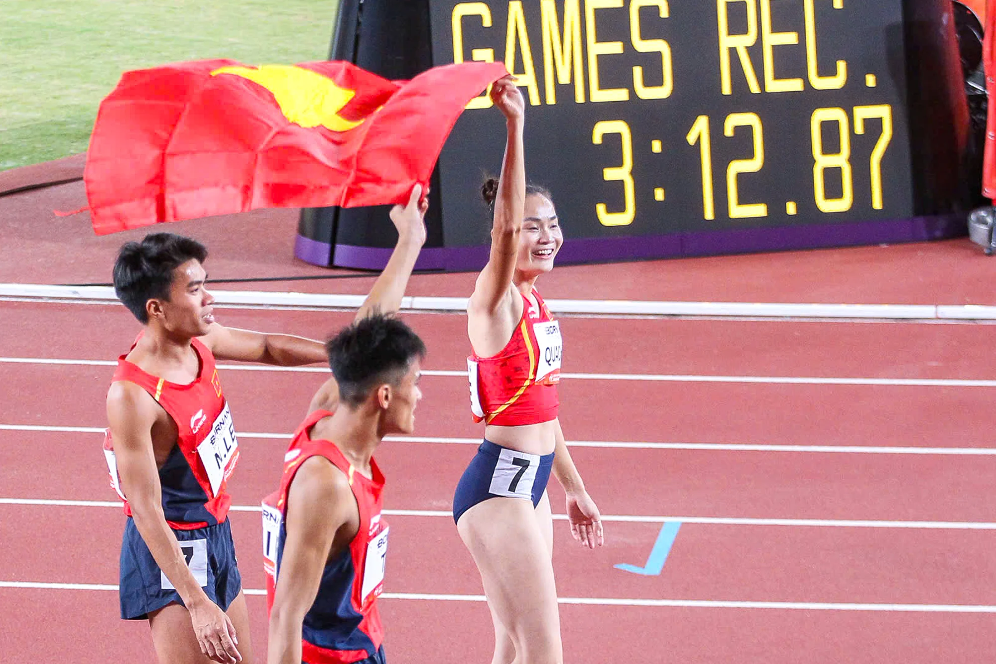 Quách Thị Lan cùng đồng đội giành HCĐ tiếp sức 4x400m hỗn hợp tại ASIAD 20