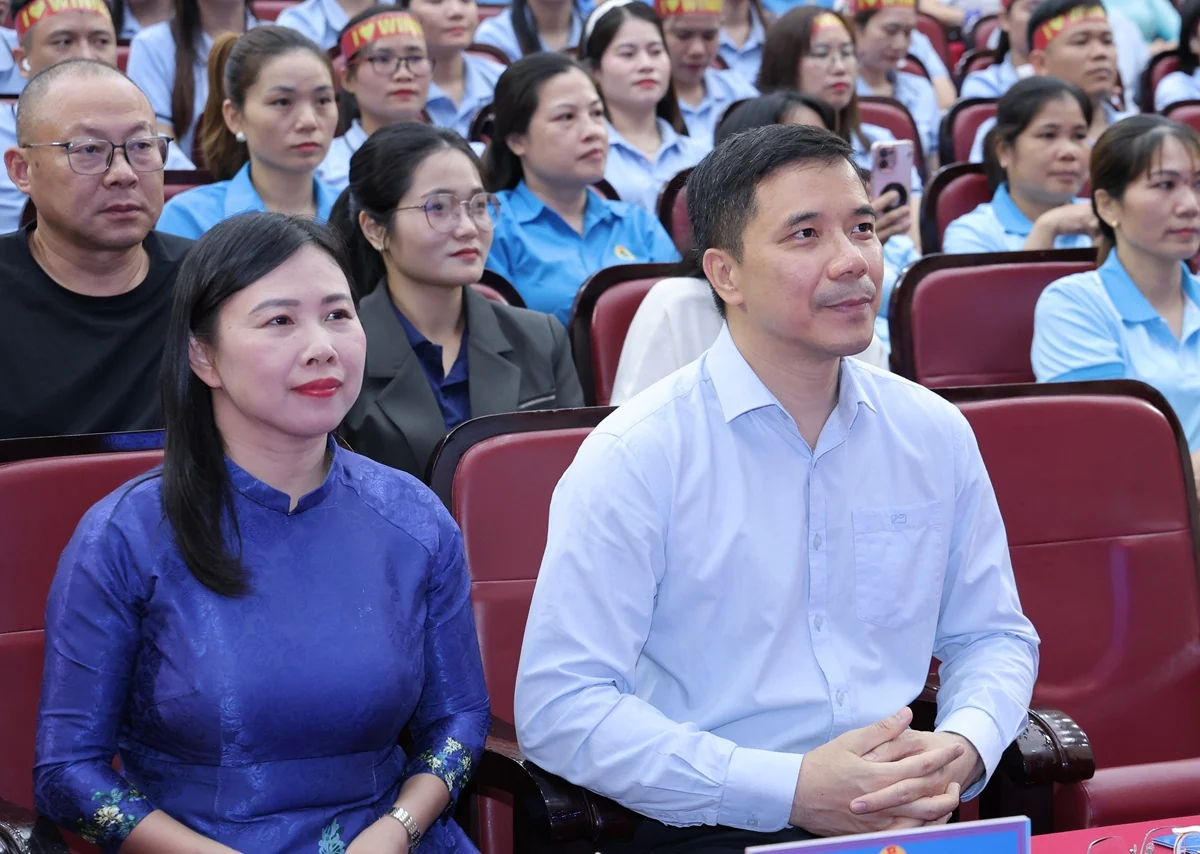 Phó Bí thư Thường trực Tỉnh ủy Nguyễn Hồng Phong dự và trao giải Hội thi Công nhân giỏi Xứ Thanh năm 2026