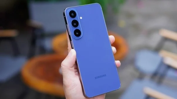 Samsung S26 FE với iPhone 16e: 1 mức giá, 2 định nghĩa phân khúc “flagship killer”
