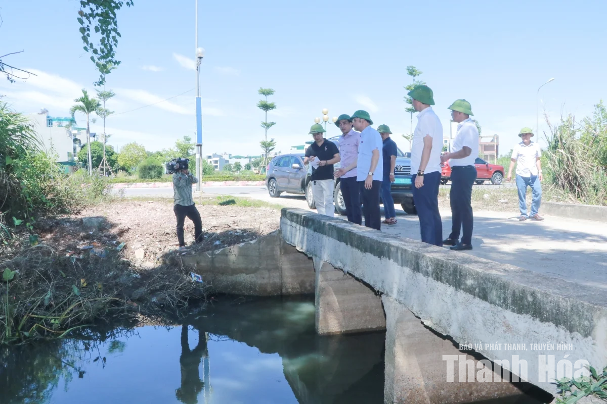 Kiểm tra thực tế các điểm ách tắc dòng chảy gây ngập úng khi mưa lớn