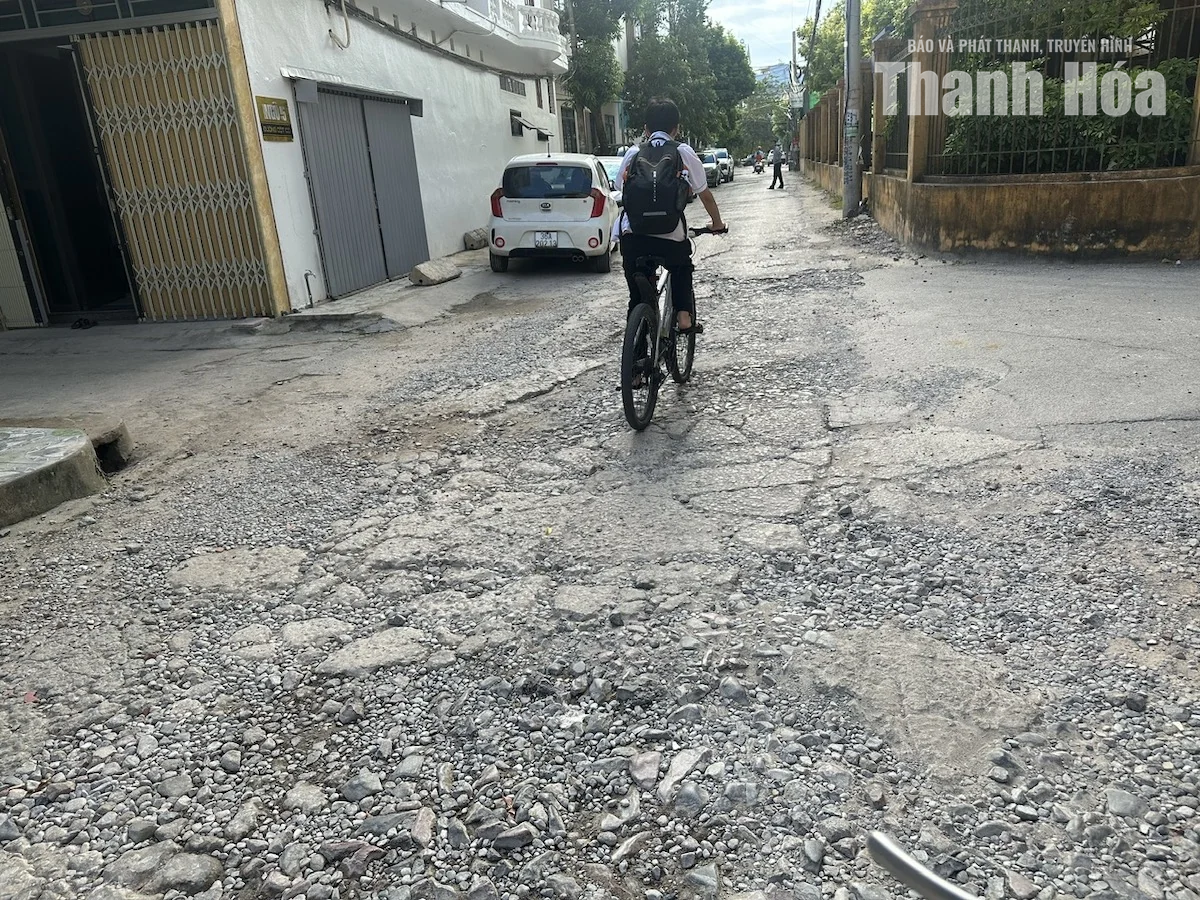 Nhiều tuyến đường xuống cấp giữa lòng đô thị Hạc Thành