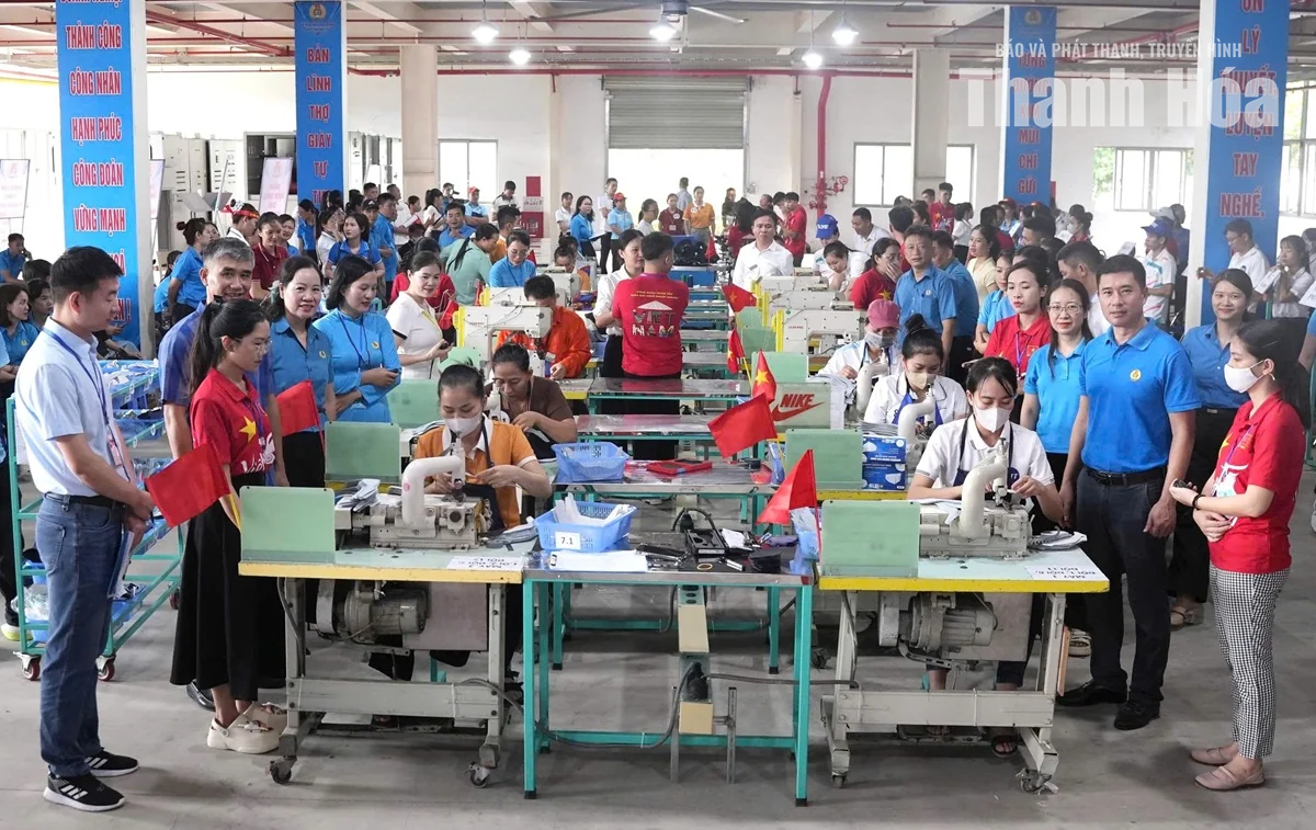 Phó Bí thư Thường trực Tỉnh ủy Nguyễn Hồng Phong dự và trao giải Hội thi Công nhân giỏi Xứ Thanh năm 2026