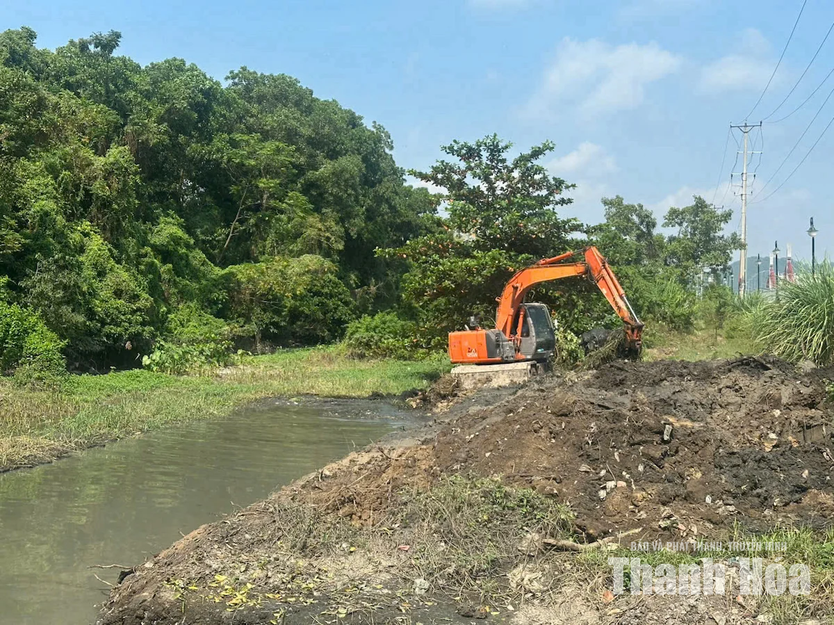 Khơi thông dòng chảy, chống ngập úng cục bộ trên địa bàn phường Hạc Thành