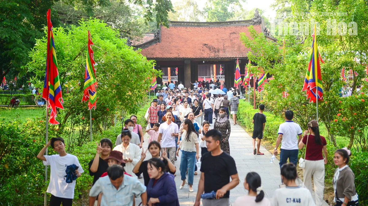 Rộn ràng bước chân trẩy hội Lam Kinh