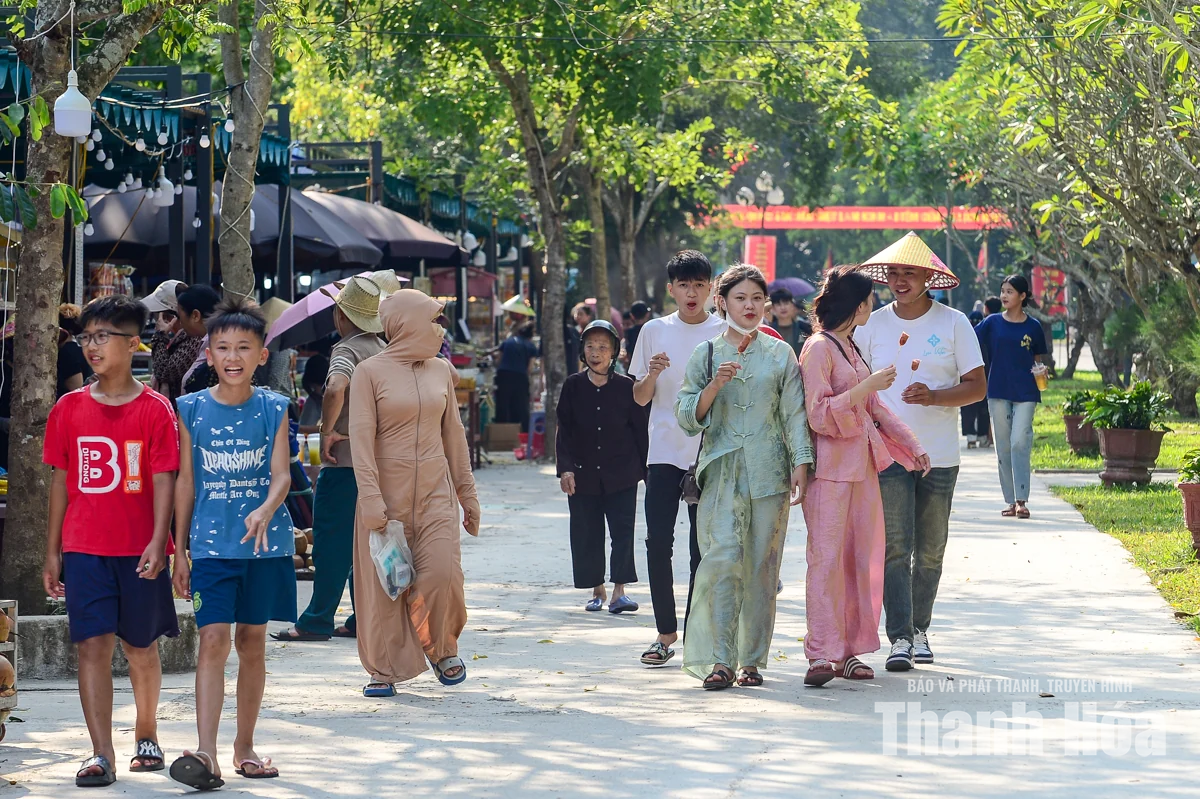 Rộn ràng bước chân trẩy hội Lam Kinh