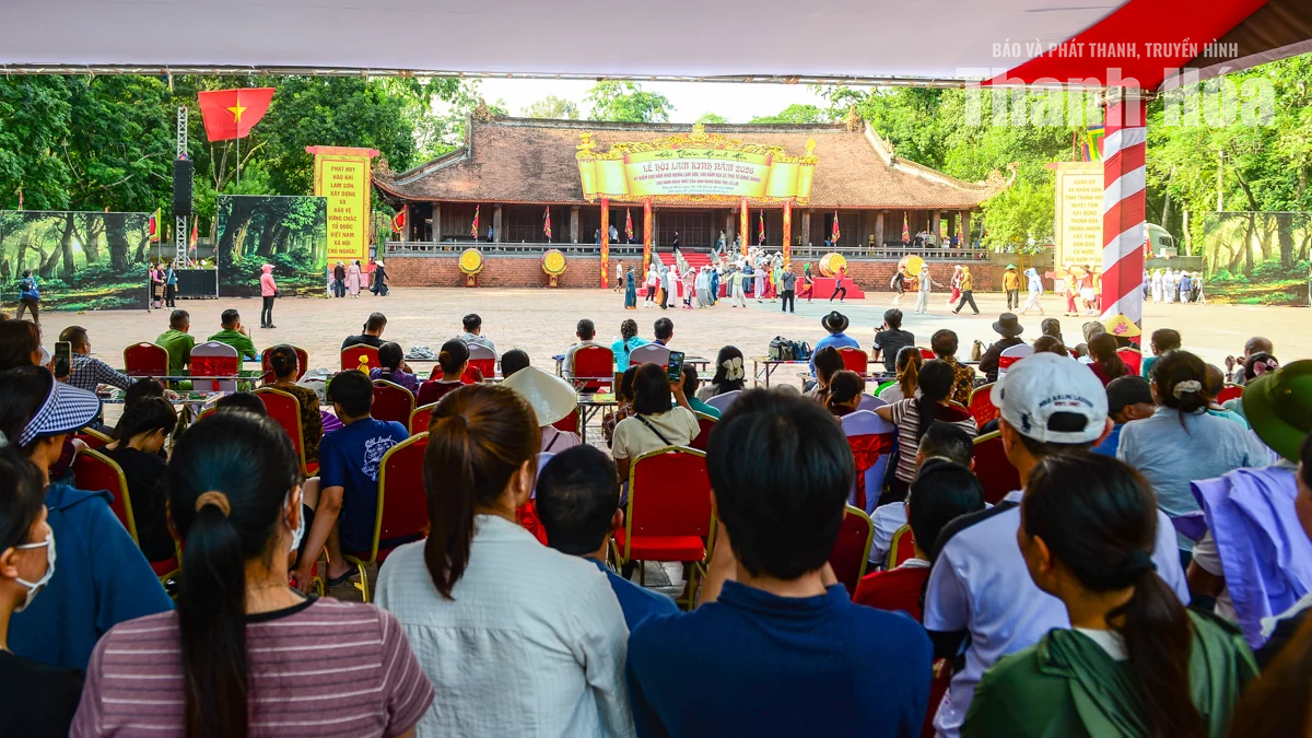 Rộn ràng bước chân trẩy hội Lam Kinh