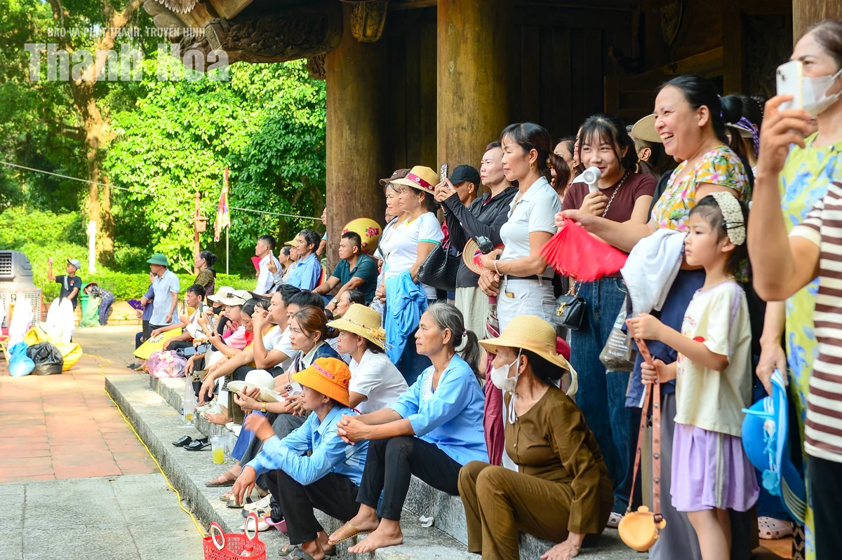Rộn ràng bước chân trẩy hội Lam Kinh