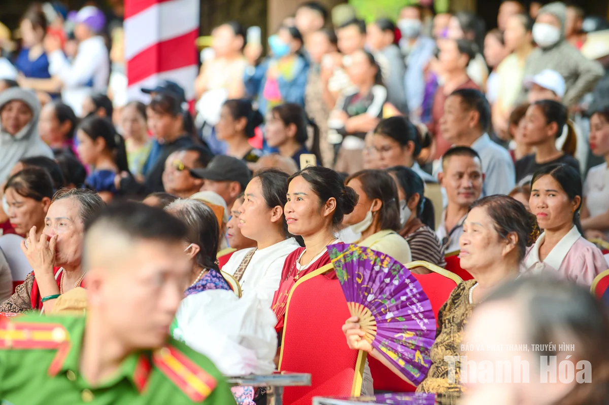 Rộn ràng bước chân trẩy hội Lam Kinh