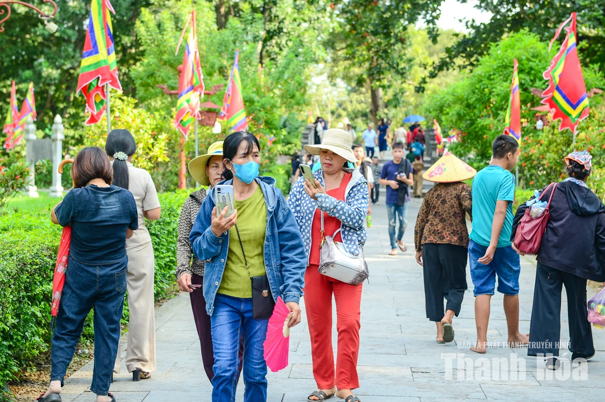 Rộn ràng bước chân trẩy hội Lam Kinh