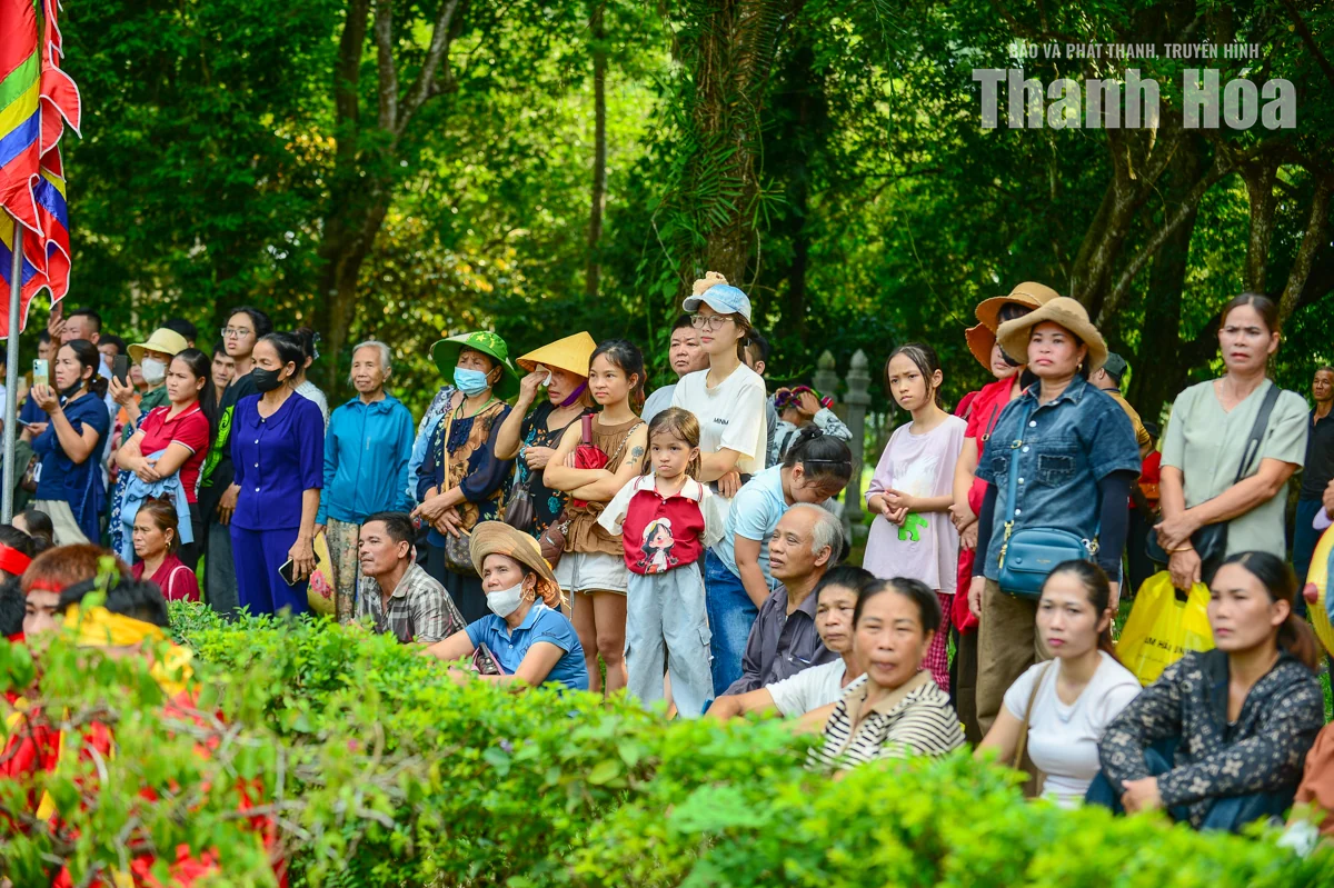 Rộn ràng bước chân trẩy hội Lam Kinh