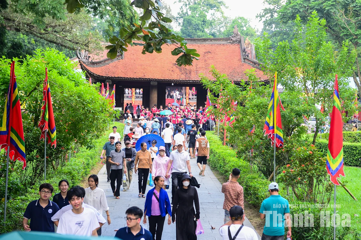 Hàng vạn du khách về Lam Kinh dự chính hội