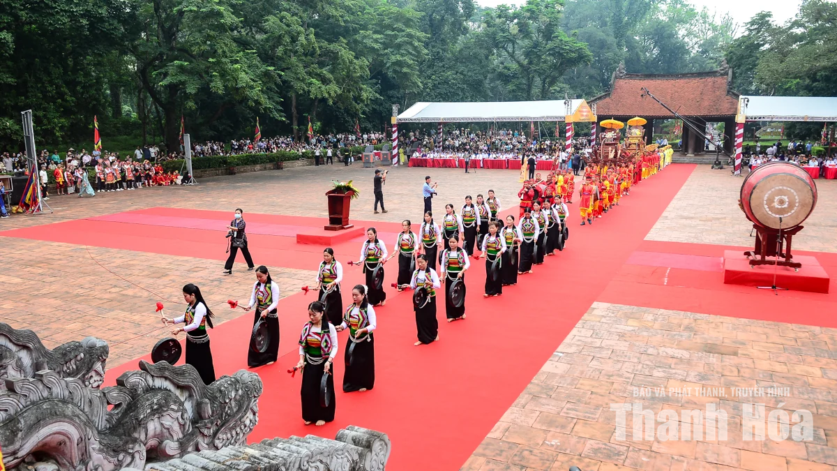 Hàng vạn du khách về Lam Kinh dự chính hội