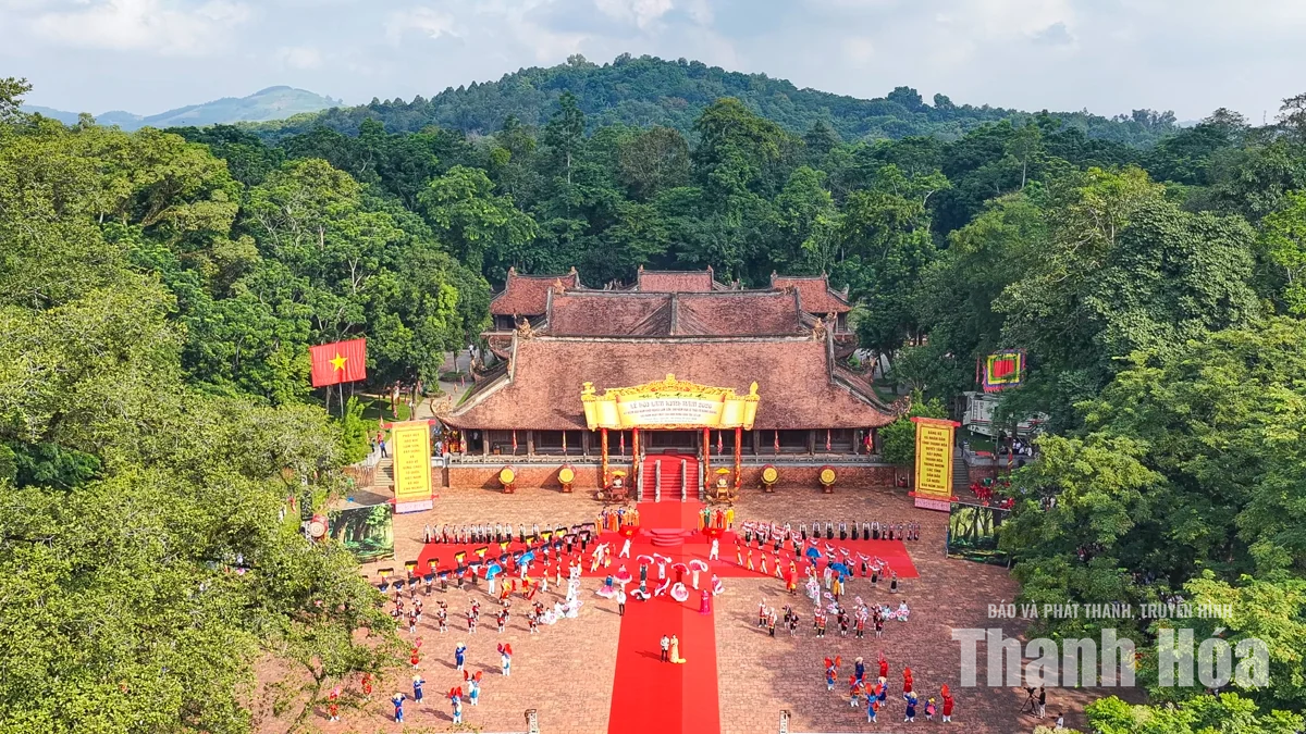 Hàng vạn du khách về Lam Kinh dự chính hội