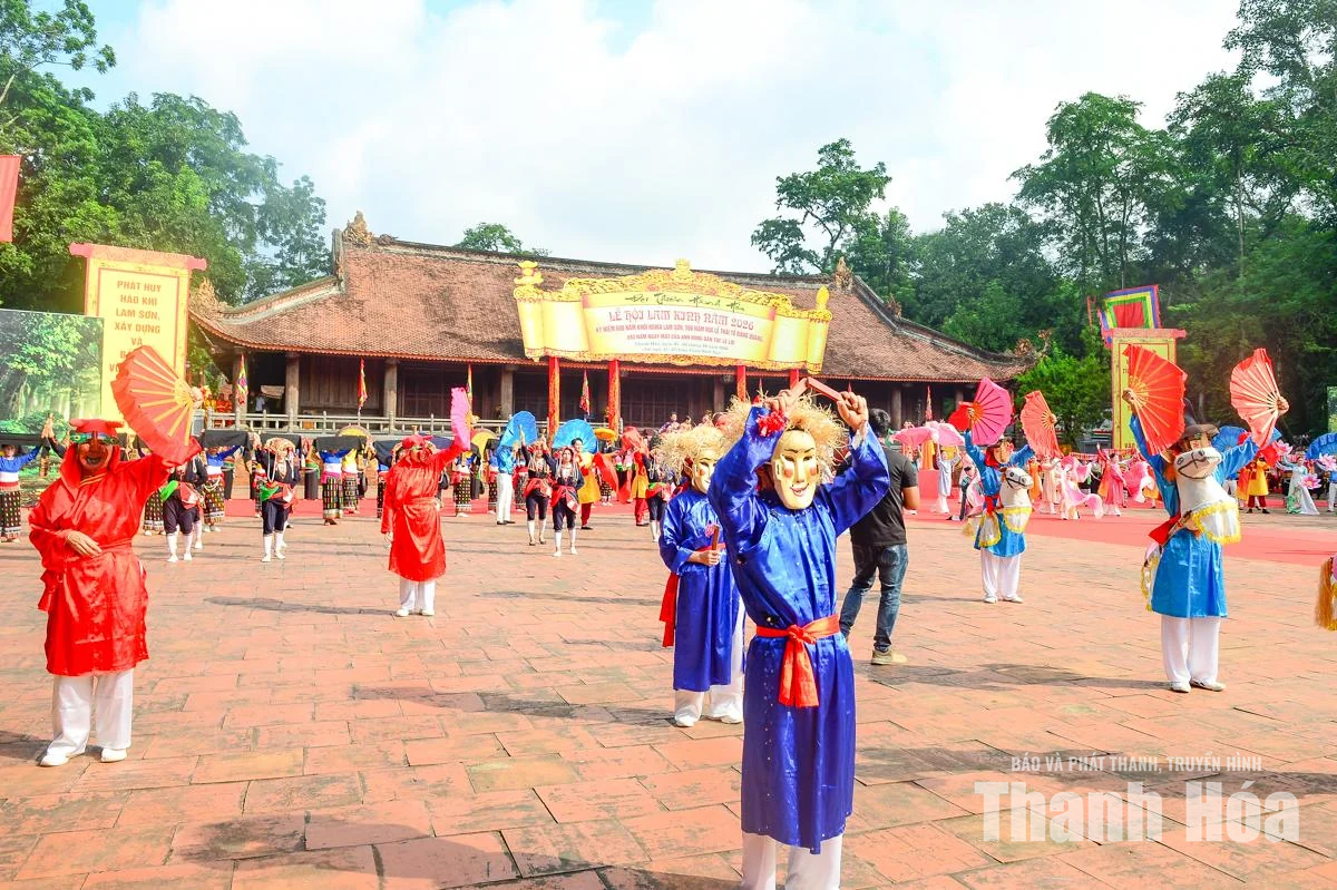Sắc màu văn hóa dân gian giữa Lam Kinh trong ngày hội